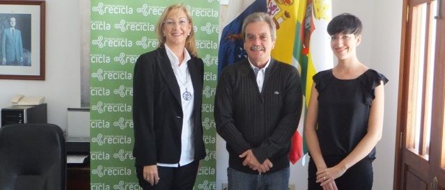 El Ayuntamiento de Haría firma un acuerdo con la Fundación Canaria Recicla para la gestión de residuos