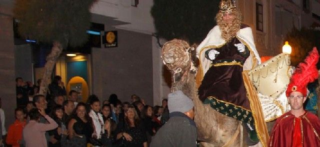 Los Reyes Magos y su séquito de 200 personas repartirán dos toneladas y media de caramelos en la Cabalgata de Arrecife