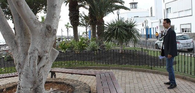 El Ayuntamiento de Arrecife renueva el parque Aznar con la instalación de césped artificial