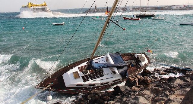 Un velero de 9 metros de eslora encalla en Playa Blanca tras ser arrastrado por el viento