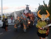 Ritmo, color, carrozas y mascaritas en el coso carnavalero de San Bartolomé