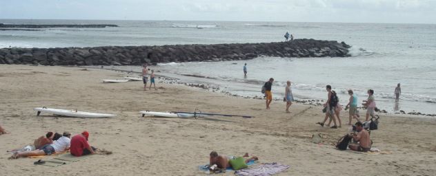 "Descoordinación" en emergencias: el 112 llama a Cruz Roja para un rescate en Costa Teguise, pese a que la ONG ya no opera en esa playa