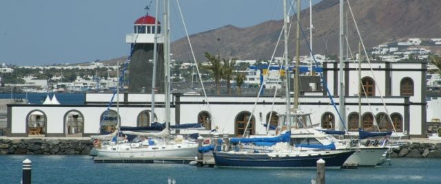 Los dueños de Marina Rubicón pagaron 1,8 millones a un empresario para que retirara los pleitos contra la zona comercial del puerto