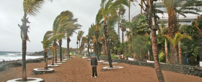 La Aemet decreta la alerta amarilla este miércoles por fuertes rachas de viento y fenómenos costeros adversos en Lanzarote