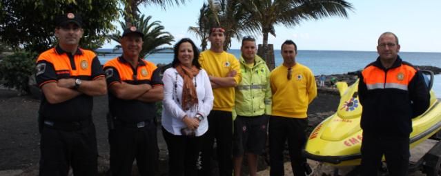 Teguise dota de socorristas durante todo el año a las playas de Famara y Las Cucharas y felicita a Emerlan por su labor en Costa Teguise