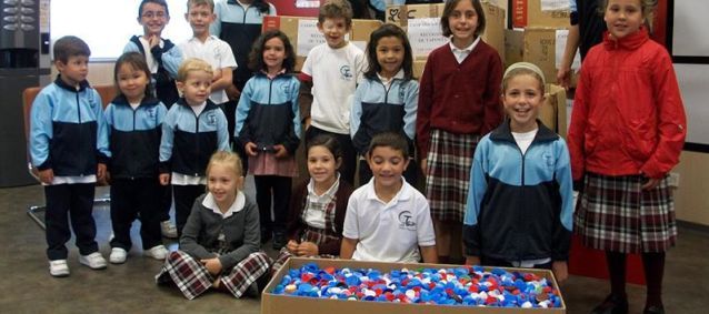 Los alumnos del CEIP Costa Teguise recogen más de 500 kilos de tapones de plástico para ayudar a una niña enferma del corazón