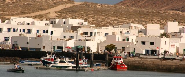 El Parlamento de Canarias pide un proyecto de energías renovables y la introducción del vehículo eléctrico en La Graciosa