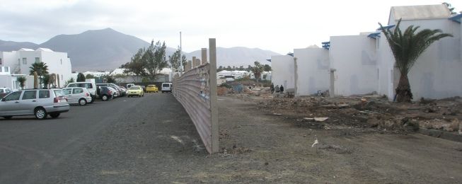 Vecinos de Playa Blanca estudian acudir a Fiscalía, tras constatar que el apartotel Paradise se está comiendo parte de una calle pública"