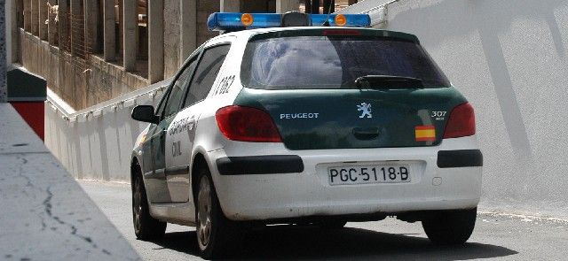 Un joven intenta atracar un banco de Puerto del Carmen con una katana y varios cuchillos