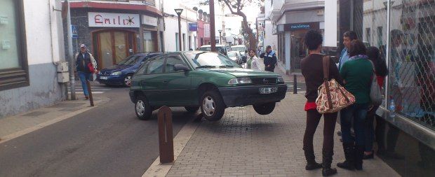 Un vehículo se queda encajado en un pivote de la calle José Antonio tras intentar evitar un choque