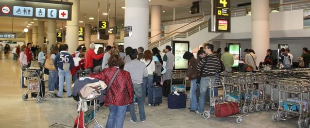 El tráfico de pasajeros del aeropuerto de Lanzarote crece un 3,3 por ciento, mientras en el resto de España retrocede un 2,9 por ciento