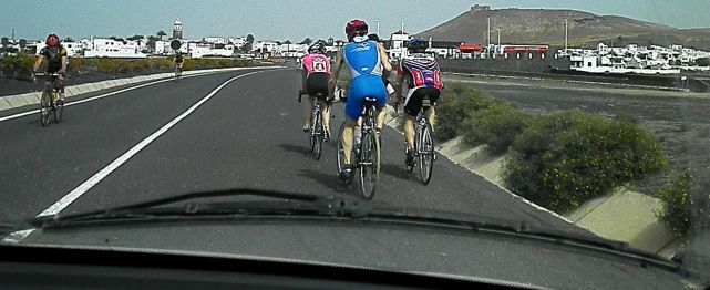 Es muy frustrante tardar 40 minutos desde Tinajo hasta La Villa por encontrarte con 4 pelotones de ciclistas