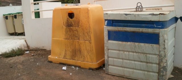 Critica la suciedad en los contenedores de reciclaje de Arrecife y pregunta al Cabildo dónde está la anunciada campaña de limpieza
