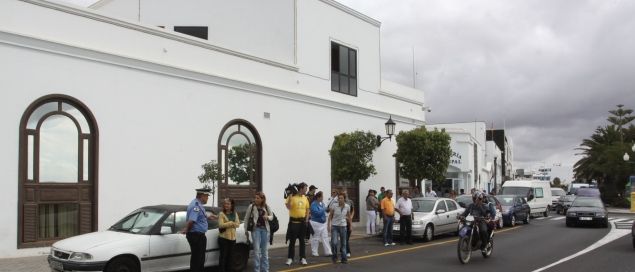 La Policía Científica busca huellas dactilares en la Secretaría de Arrecife para determinar quién forzó el armario de la ex secretaria municipal