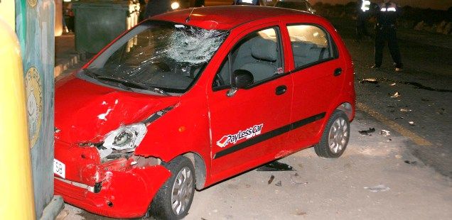 Un motorista resulta herido tras chocar contra un coche en el barrio de Maneje