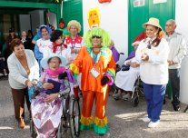Los mayores del Hospital insular celebraron su fiesta de Carnaval con la música y el ritmo de Los Buches y El Cribo