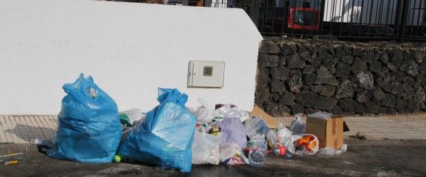 La basura se acumula en el suelo de una calle de Puerto del Carmen ...