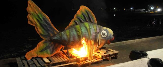 Playa Honda despidió el Carnaval con un animado pasacalle y la quema del Guachilango