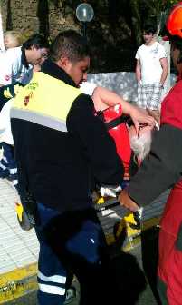 Protección Civil de Yaiza y el SUC auxilian a una turista de 140 kilos que sufrió una posible fractura de cadera tras caerse en la bañera
