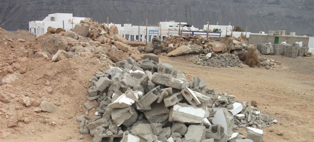 Teguise amenaza a los constructores de La Graciosa con multas de entre 600 y 30.000 euros por depositar escombros