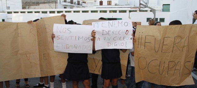 Padres y alumnos tratan de salvar el millón de euros para el colegio de La Destila: ¿Tres ocupas son más importantes que los niños?"