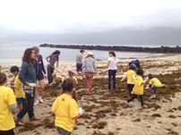 Estudiantes belgas enseñan inglés a los escolares de Famara y limpian juntos la playa del pueblo