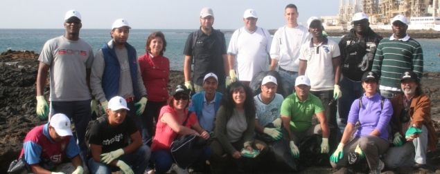 Una veintena de presos de Tahíche limpian la costa de Las Caletas