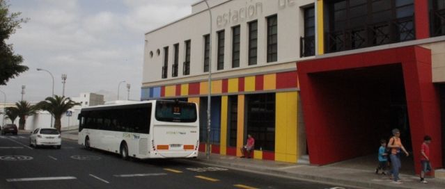 Sólo nueve empleados de Arrecife Bus secundan la huelga, y la Policía ha tenido que acudir a primera hora a la estación de guaguas