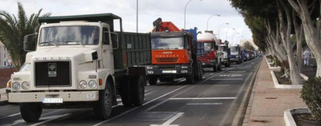 Una caravana de camiones recorre parte de la isla en un acto de protesta contra el tacógrafo