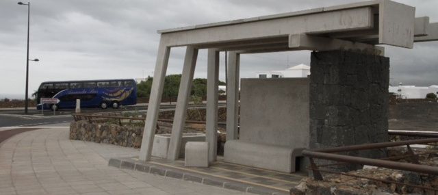 El muro de piedra de las nuevas paradas de transporte público impide "ver la aproximación de las guaguas": "Es lógico para Inglaterra"