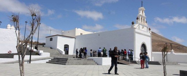 Las obras en los aledaños de la iglesia de La Candelaria y del cementerio de Tías logran "poner en valor" este conjunto histórico