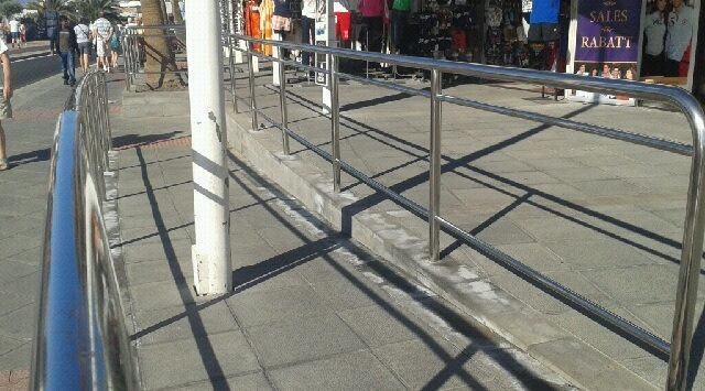 Una farola en medio de una rampa para discapacitados en Puerto del Carmen