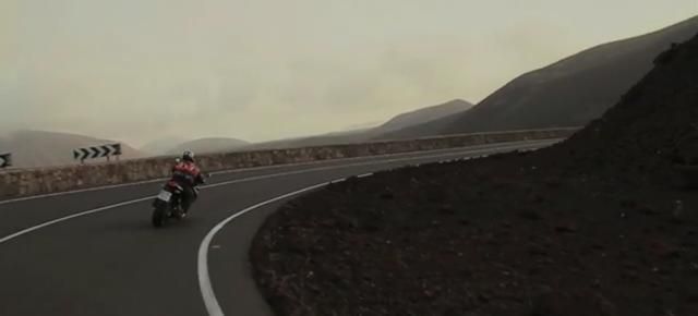 La cantante Najwa Nimri se pierde entre los volcanes de Lanzarote en su nuevo videoclip
