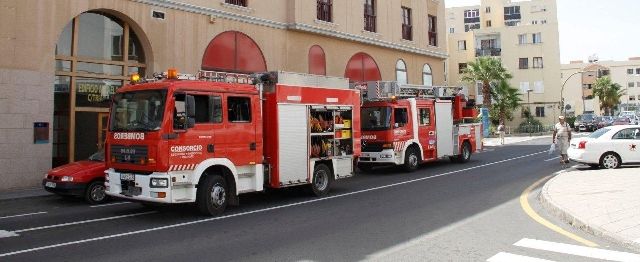 Sindicatos de bomberos denuncian que no afrontan con garantías algunos incendios en la isla, al tener que hacer varios viajes