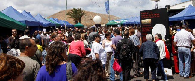 Cerca de 6.000 personas visitaron la "Fiesta de las cocinas de la cabra" en Mancha Blanca, donde se prepararon unos 700 kilos de carne