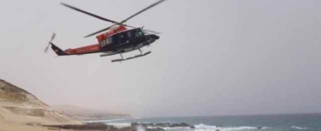 Un senderista es rescatado por el helicóptero del GES, tras sufrir una caída en una zona de difícil acceso en Tinajo
