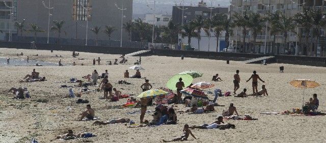 Varias personas en la playa en Lanzarote