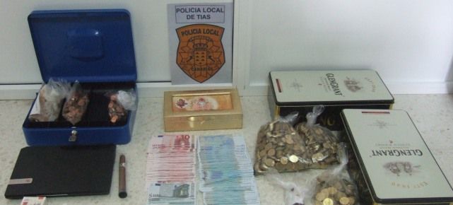 Dos detenidos en Puerto del Carmen tras romper el cristal de un bazar y robar 3.000 euros