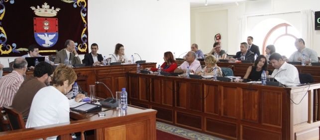 El pleno de Arrecife aprueba una moción de AC, para que los concejales devuelvan los gastos excesivos de teléfono móvil