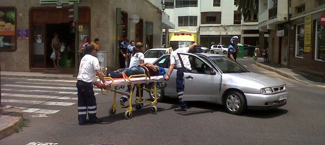 Un herido leve en un choque entre dos coches cerca del colegio La Destila de Arrecife