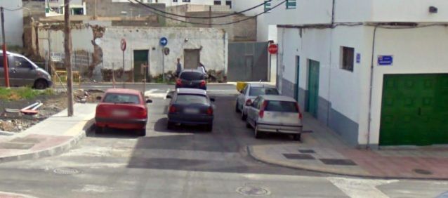 Una mujer denuncia el peligro de un cruce en el barrio de La Vega, donde hay un Stop "que no es visible y nadie hace"