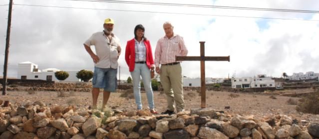 Teguise restaura la cruz de Gregorio Tavío, el primer vecino de Famara