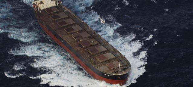 El helicóptero de Salvamento Marítimo evacua a Lanzarote al tripulante de un buque, tras sufrir un accidente laboral