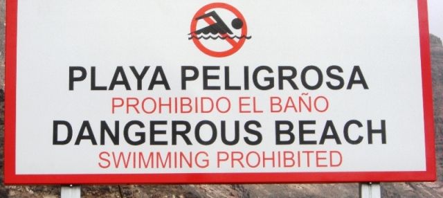 El Ayuntamiento de Haría coloca un cartel que prohíbe el baño en la playa de la Cantería