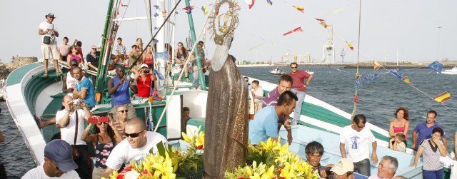 La procesión marítima en honor a la Virgen del Carmen pone fin a las fiestas de Valterra