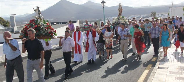 Tahíche vivió el día grande de sus fiestas con la procesión en honor a Santiago Apóstol y una gran gala musical