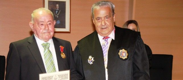 Manuel Reyes Fontes recibe un solemne homenaje por sus más de 40 años al servicio de la judicatura