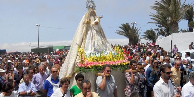 Cientos de feligreses celebraron el Día de Las Nieves acompañando a la Virgen en procesión