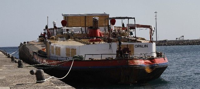 La gabarra que quedó a la deriva permanecerá en el puerto de Arrecife hasta que el armador asuma los gastos del remolque y el atraque