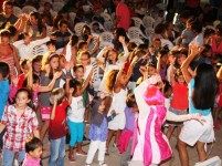 Un ludo parque, guiñoles y un espectáculo infantil divirtieron a los más pequeños en las fiestas de Puerto del Carmen